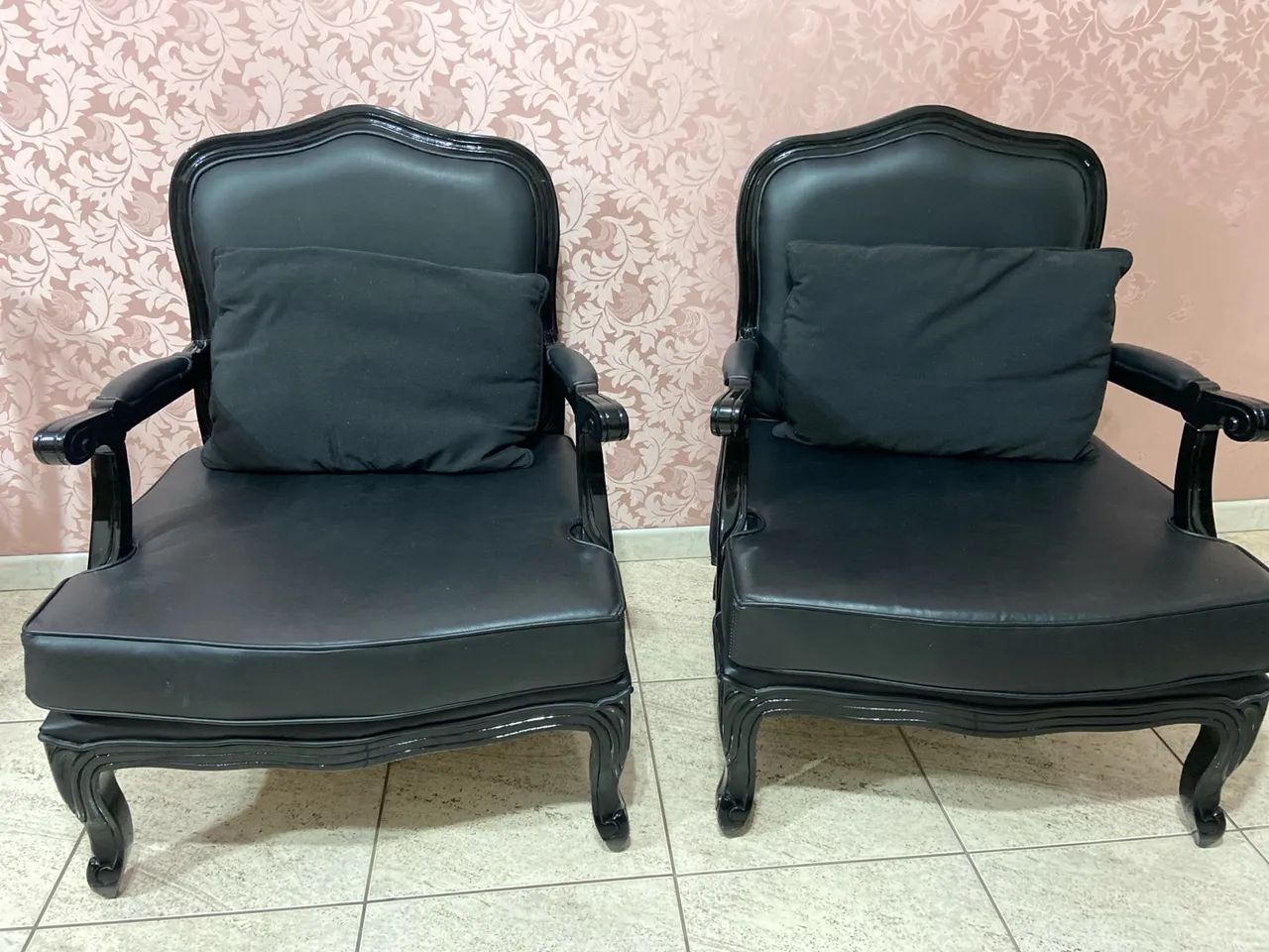 Poltronas Luxo em Couro ecológico Preto valor do PAr - Foto 2