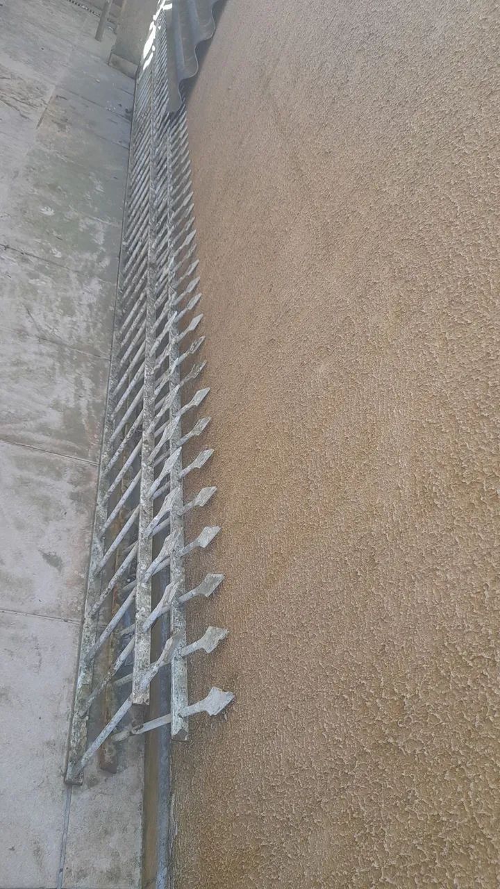 Grade de ferro para muro com inclinação,  justamente pelas lanças serem inclinadas