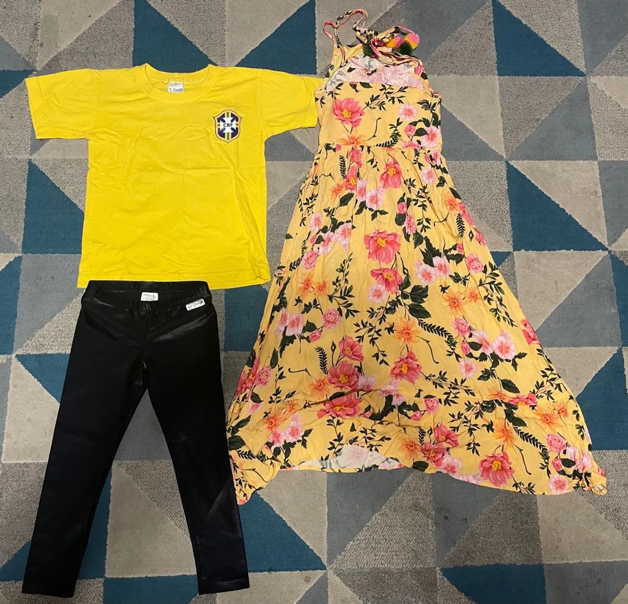Kit Roupa Infantil para menina de 4 anos - Camiseta, Calça e Vestido - 3 itens