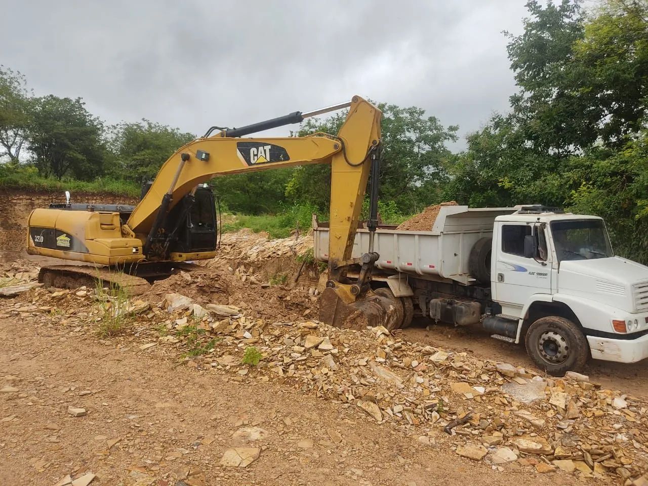 Executamos terraplanagem, drenagem, demolição, supressão vegetal  - Foto 2