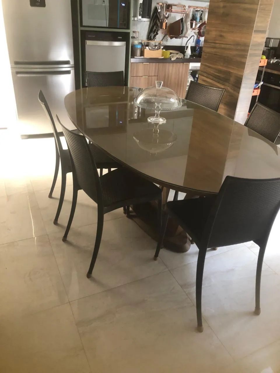 Mesa de jantar semi nova  1 ano de uso em de conservação, o tampo protegido por vidro 64574074035073123