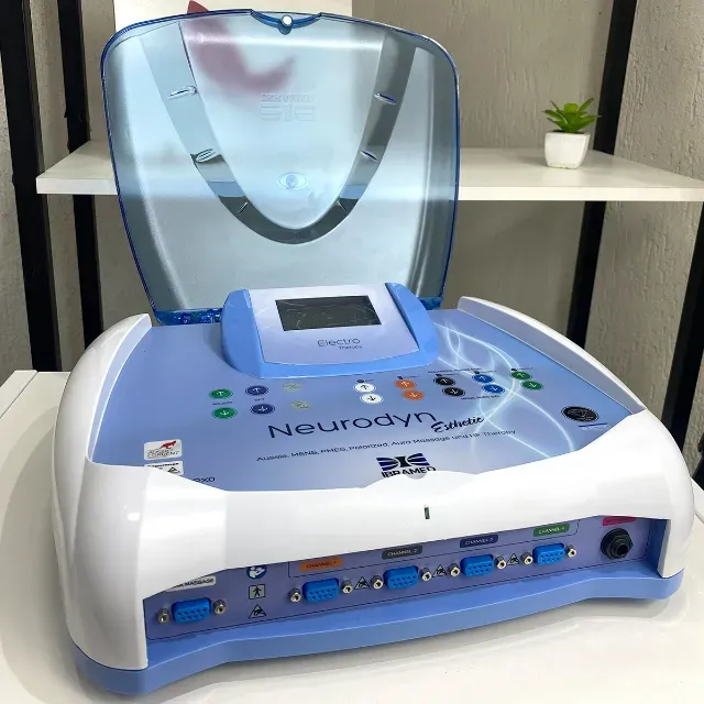 Aparelho de estética com todos os acessórios