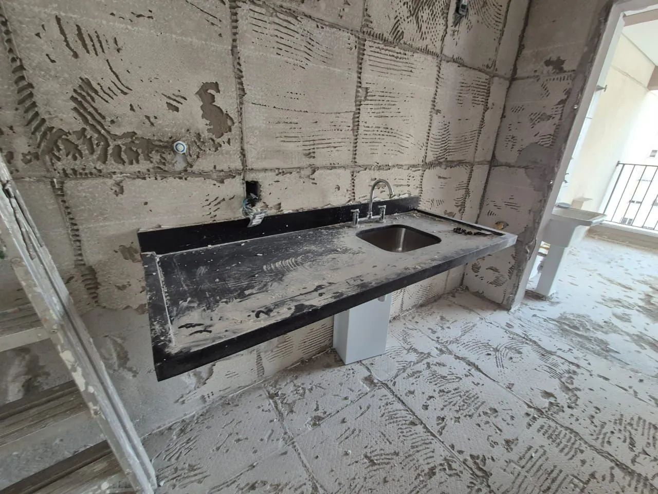 PIA DE COZINHA EM GRANITO PRETO COM CUBA DE INOX E TORNEIRA DUPLA