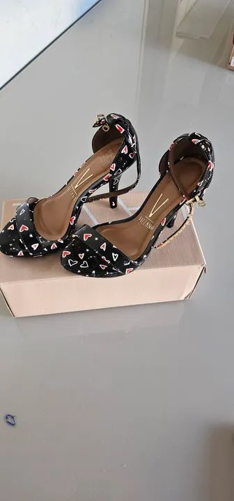 Sandália Vizzano Preta com Detalhes de Corações - Foto 5