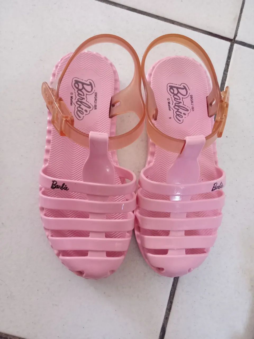 Lote de sandálias infantis Barbie - Todas tamanho 29 - Foto 2