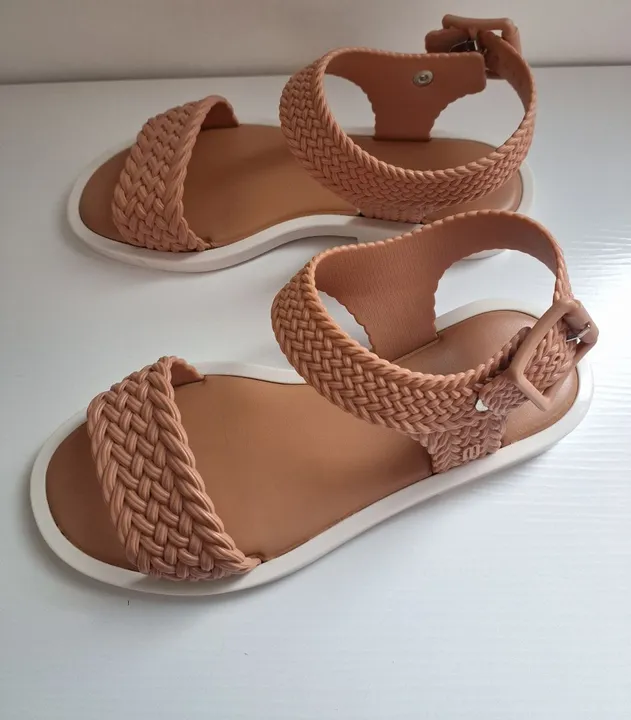 MELISSA SANDAL E SALINAS