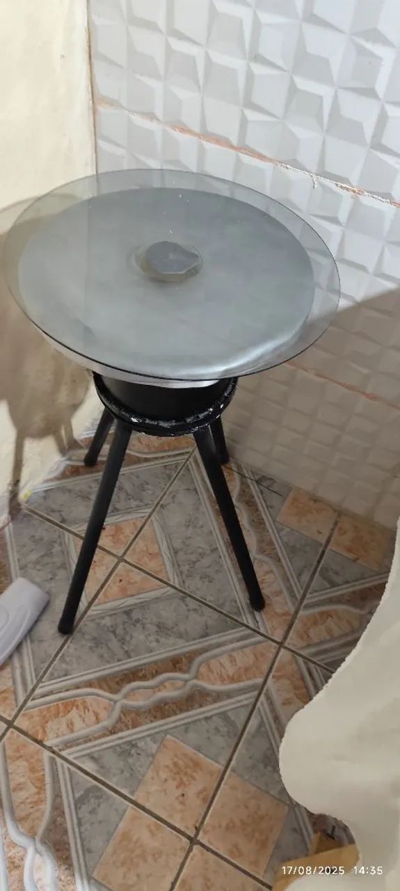 Mesa redonda com tampo de vidro e pés tripé - Foto 3