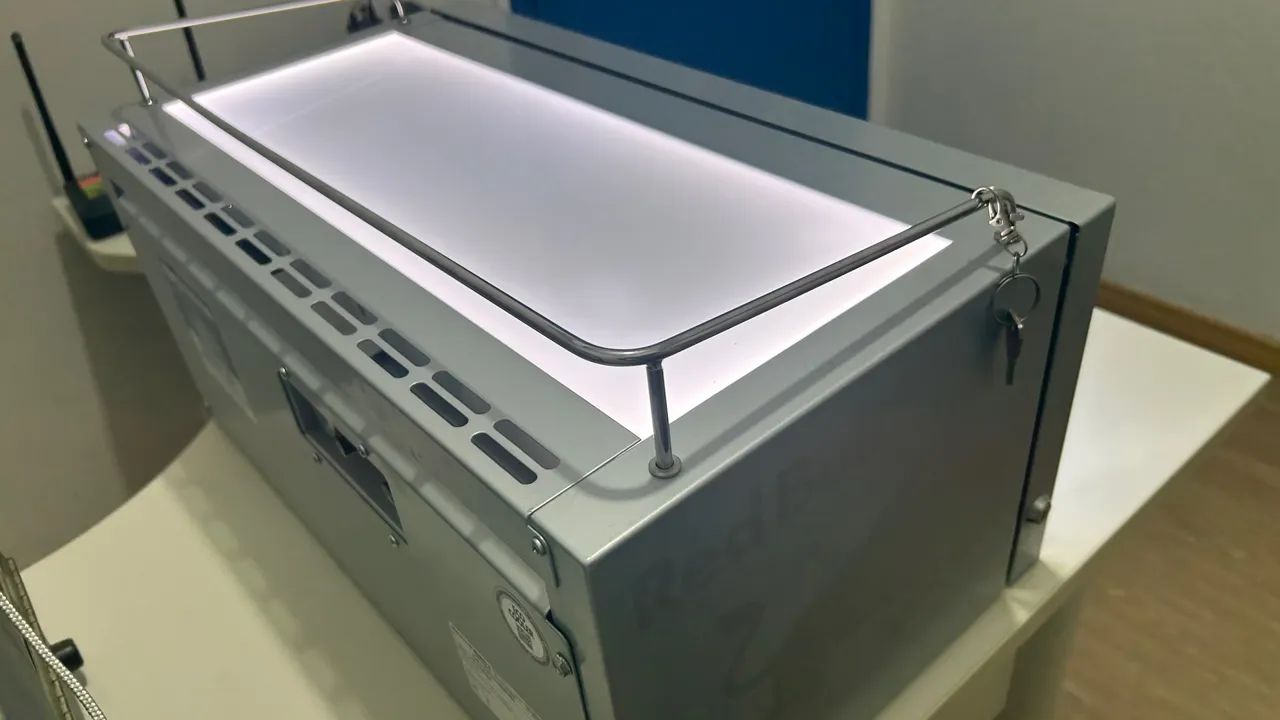 Geladeira Redbull compacta e moderna  com conversor 220v para 110v - Foto 2