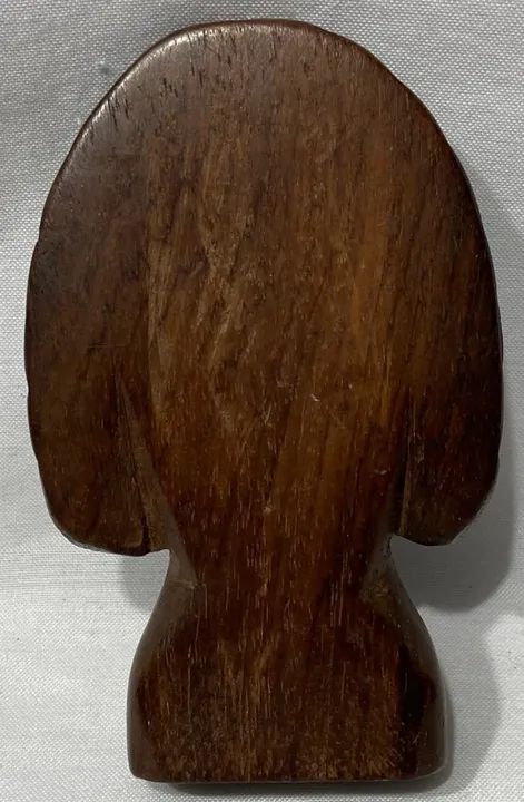  Antiga e Belíssima escultura em jacarandá, representando figura indígena - Foto 3