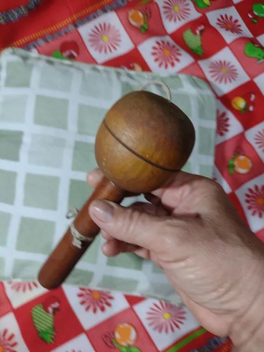 Brinquedo antigo de madeira - Bilboquê  - Foto 4