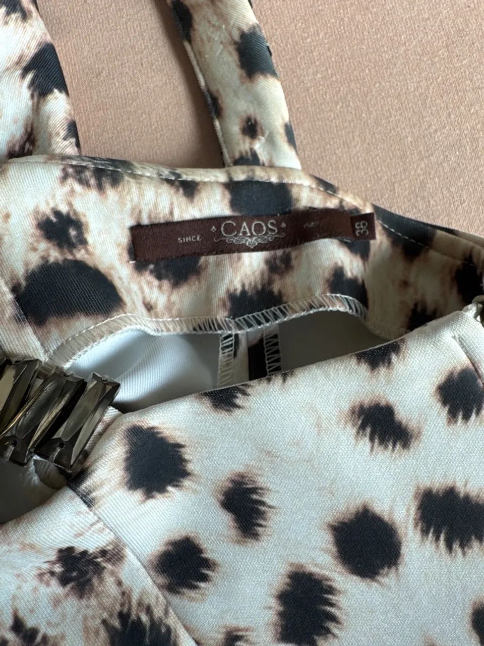 Vestido Leopardo com Detalhes em Metal CAOS - Foto 5