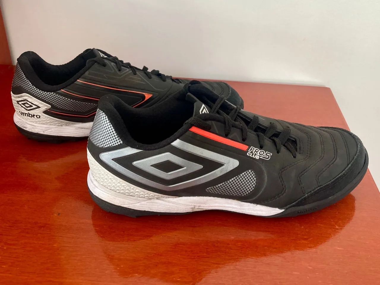 CHUTEIRA SOCIETY UMBRO PRO 5 BUMP CLUB - Nro 42 e MEIA ANTIDERRAPANTE 