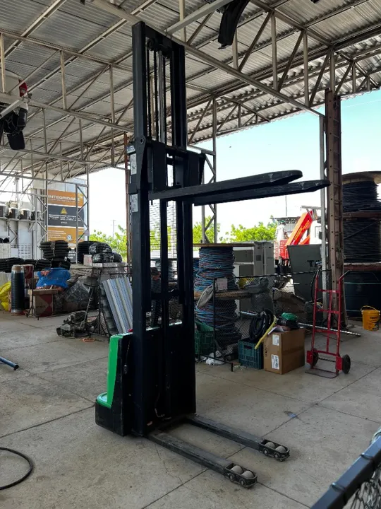 Empilhadeira patolada 1500 kg, 3,5 metros, baterias de lítio, semi-nova
