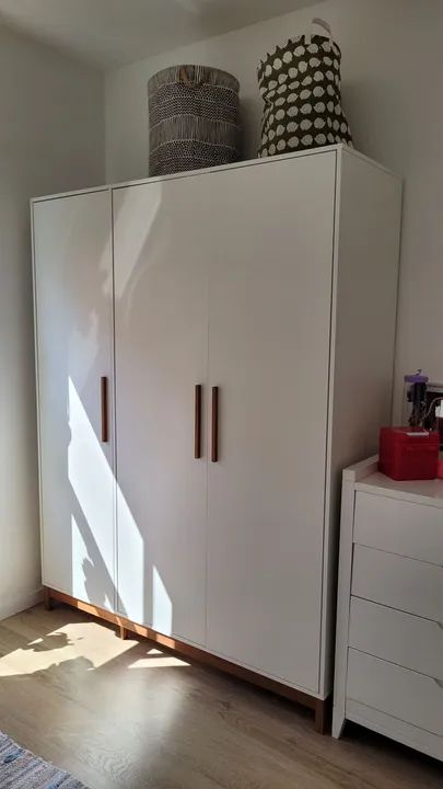 Guarda-Roupas Branco de 3 Portas com pés em madeira
