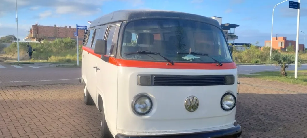 Kombi Carat ano 2000 branca Gasolina