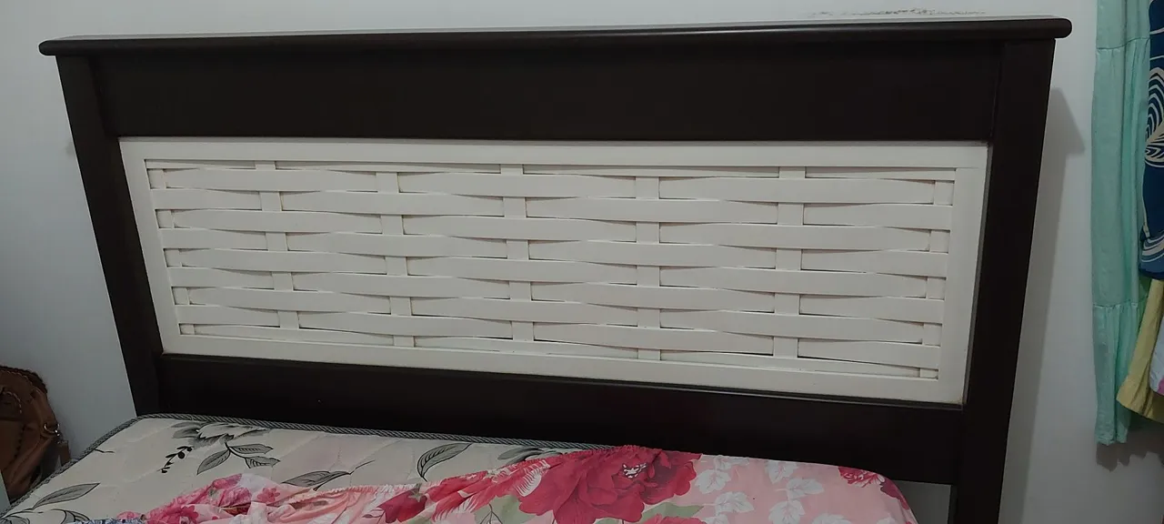 Cabeceira de cama com design em tela