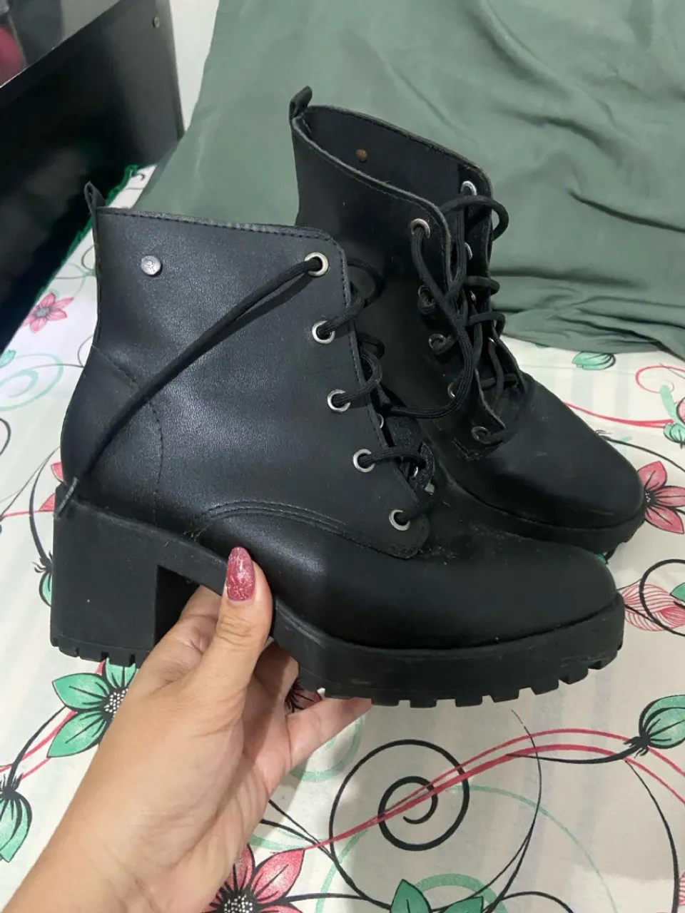 Bota Coturno Feminina Preta - Conforto e Estilo