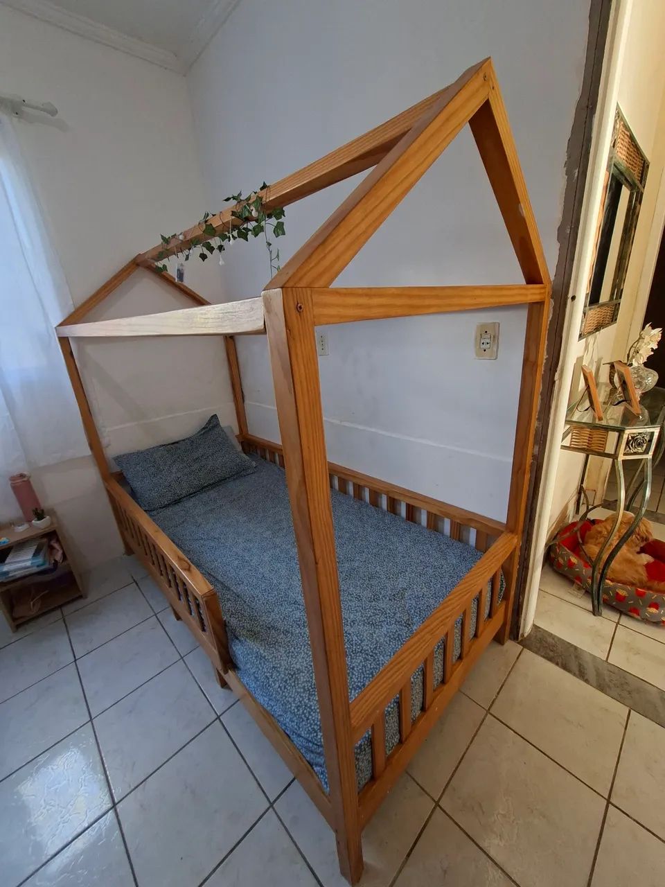 Vendo cama montessoriana em perfeito estado, com colchão de ótima qualidade. 
