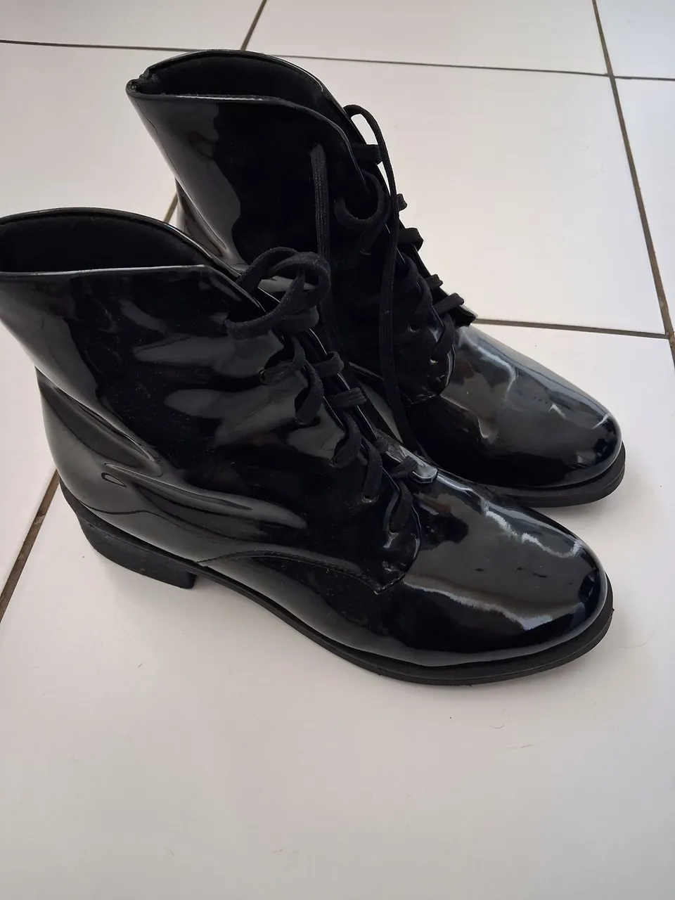 Botas femininas pretas de verniz
