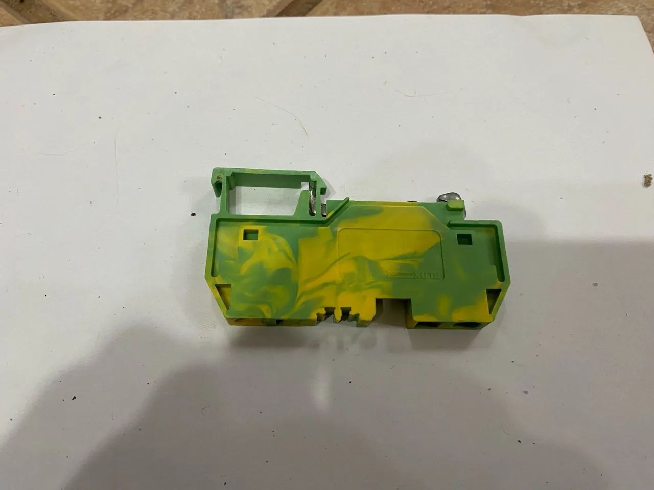Conector de passagem para trilho DIN