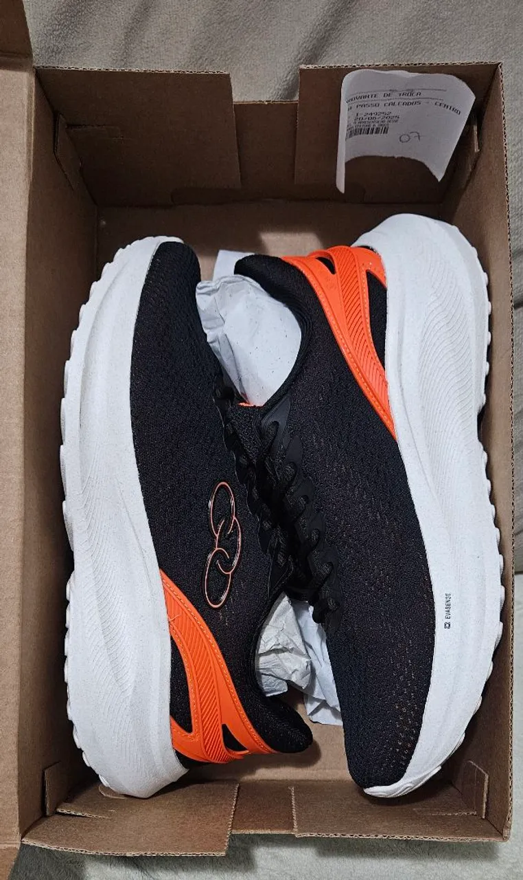 Tênis Olympikus com detalhes em laranja e branco
