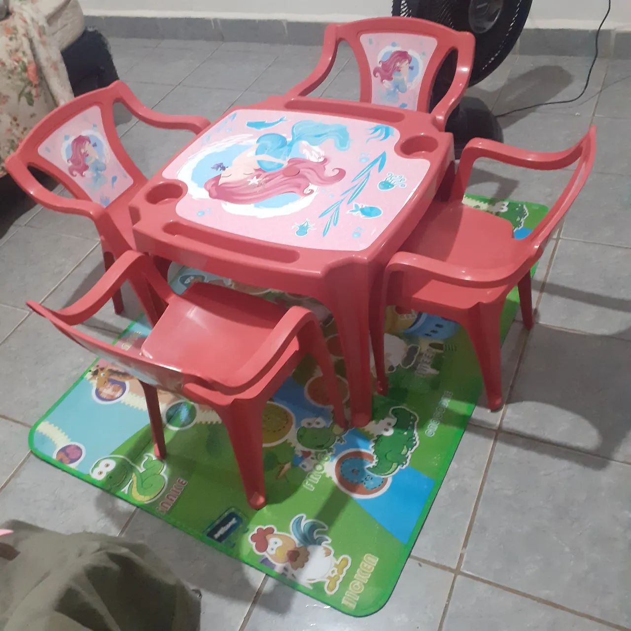 Children's small table and a rug