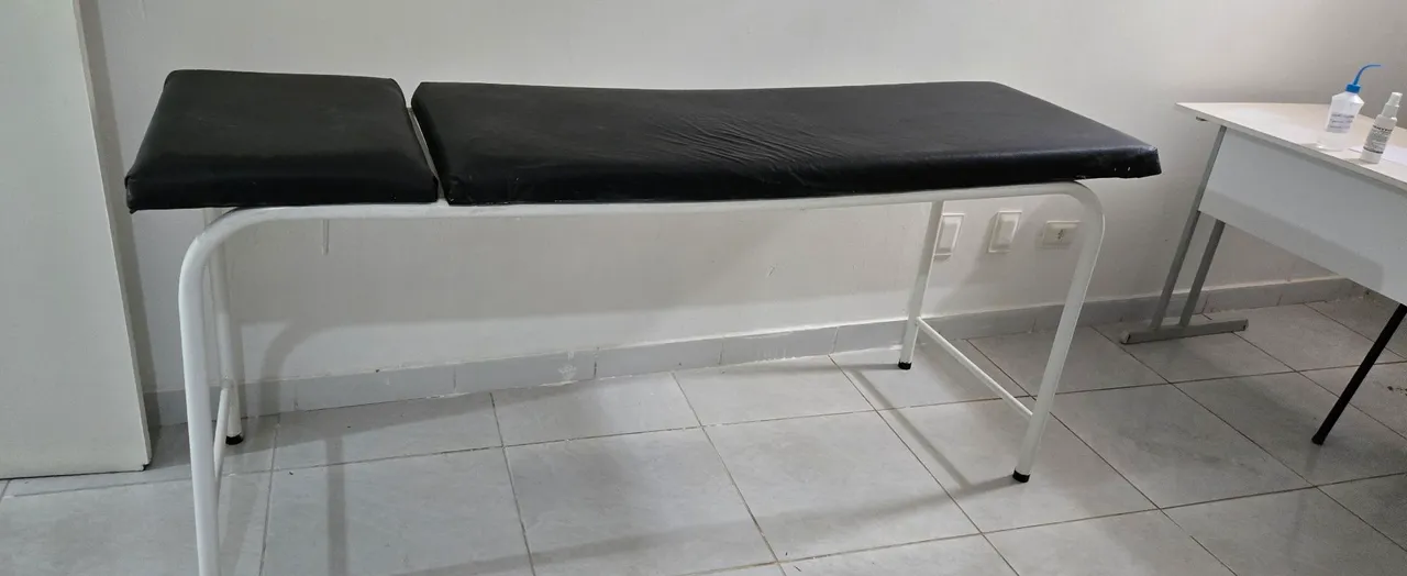 Maca Hospitalar com Apoio para Cabeça