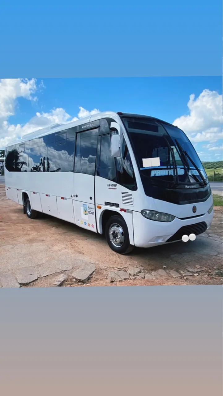 Microônibus. 915 - Mercedes-Benz