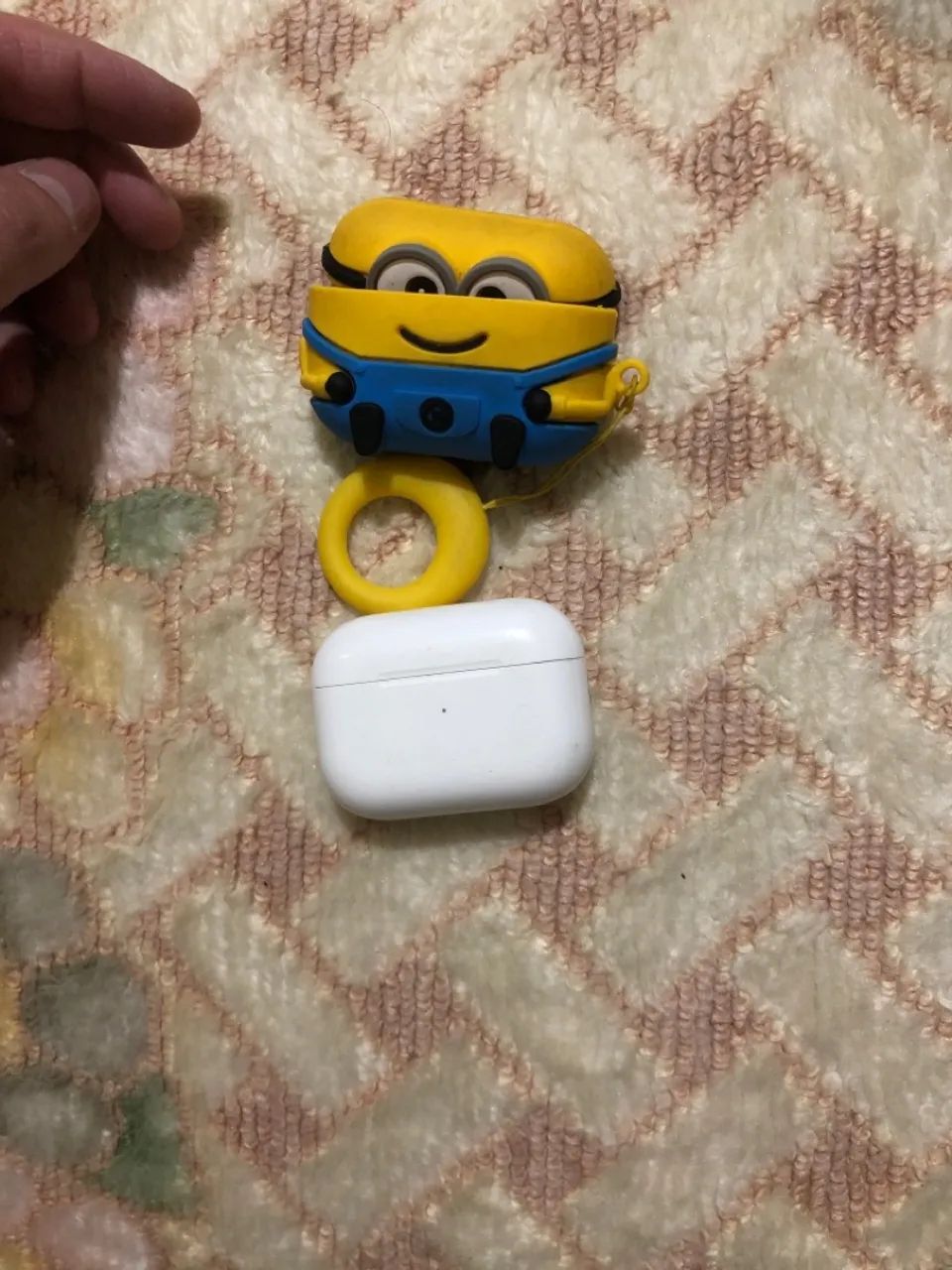 AirPods Pro com capa de Minion