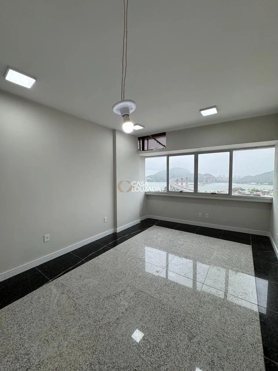 Sala Comercial no Edifício Master Tower , Vitória.
