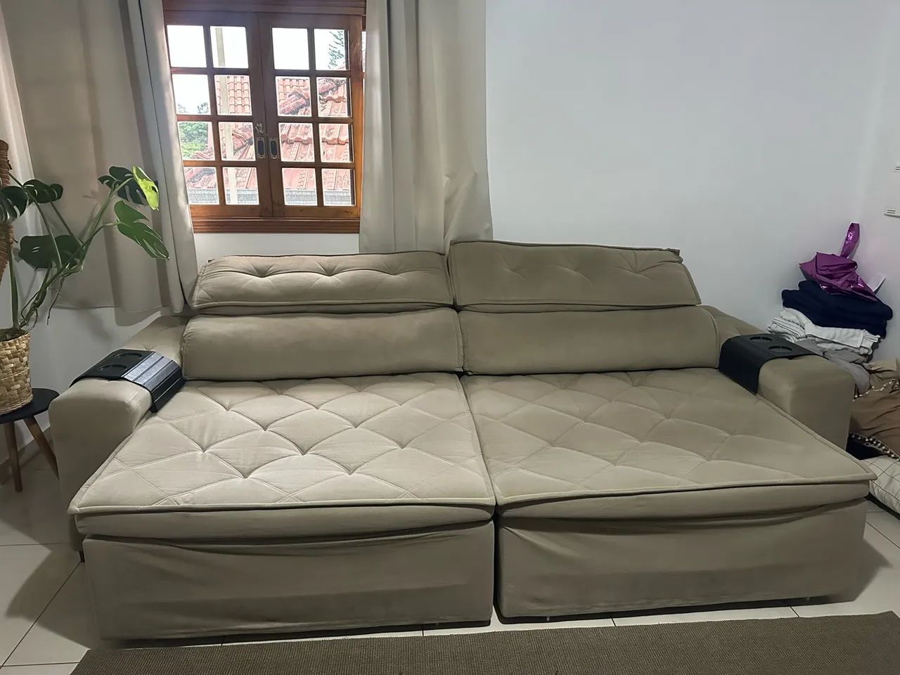 Sofá Grande Bege com Porta-Copos - R$ 900
