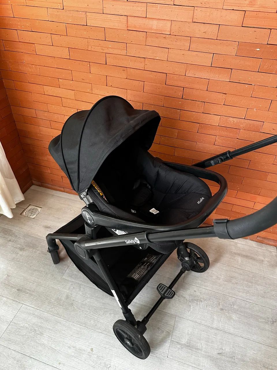 POUCO USO Carrinho de bebê + bebê conforto + base veicular Safety First Magnific trio  - Foto 3