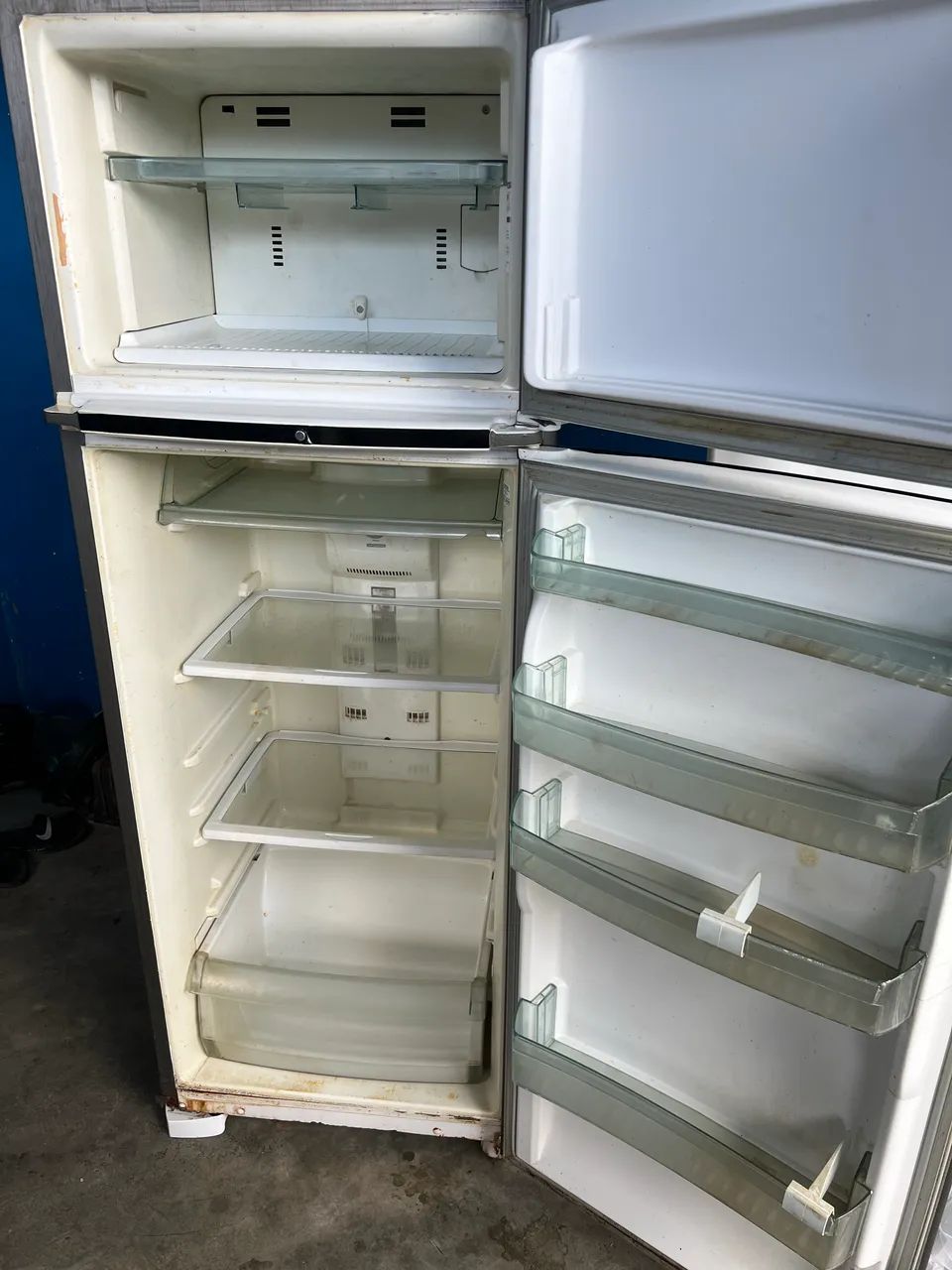 Vendo geladeira funcionando perfeitamente,quebra galho