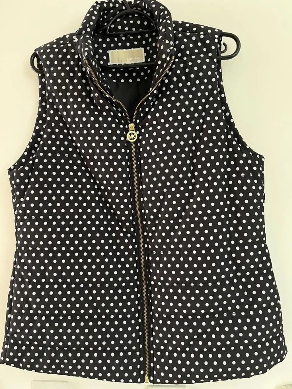 Colete preto com pois 