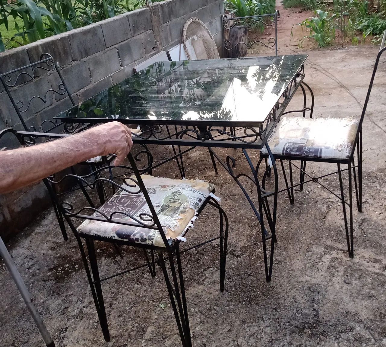 Mesa 4 cadeiras antiga tudo de ferro  - Foto 3