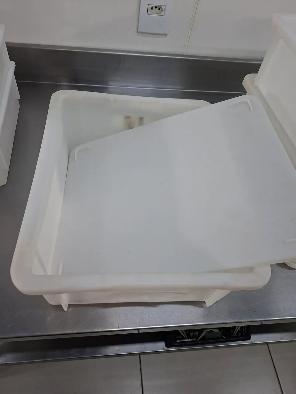 3 Caixas de plastico c tmpa 38L - Foto 2