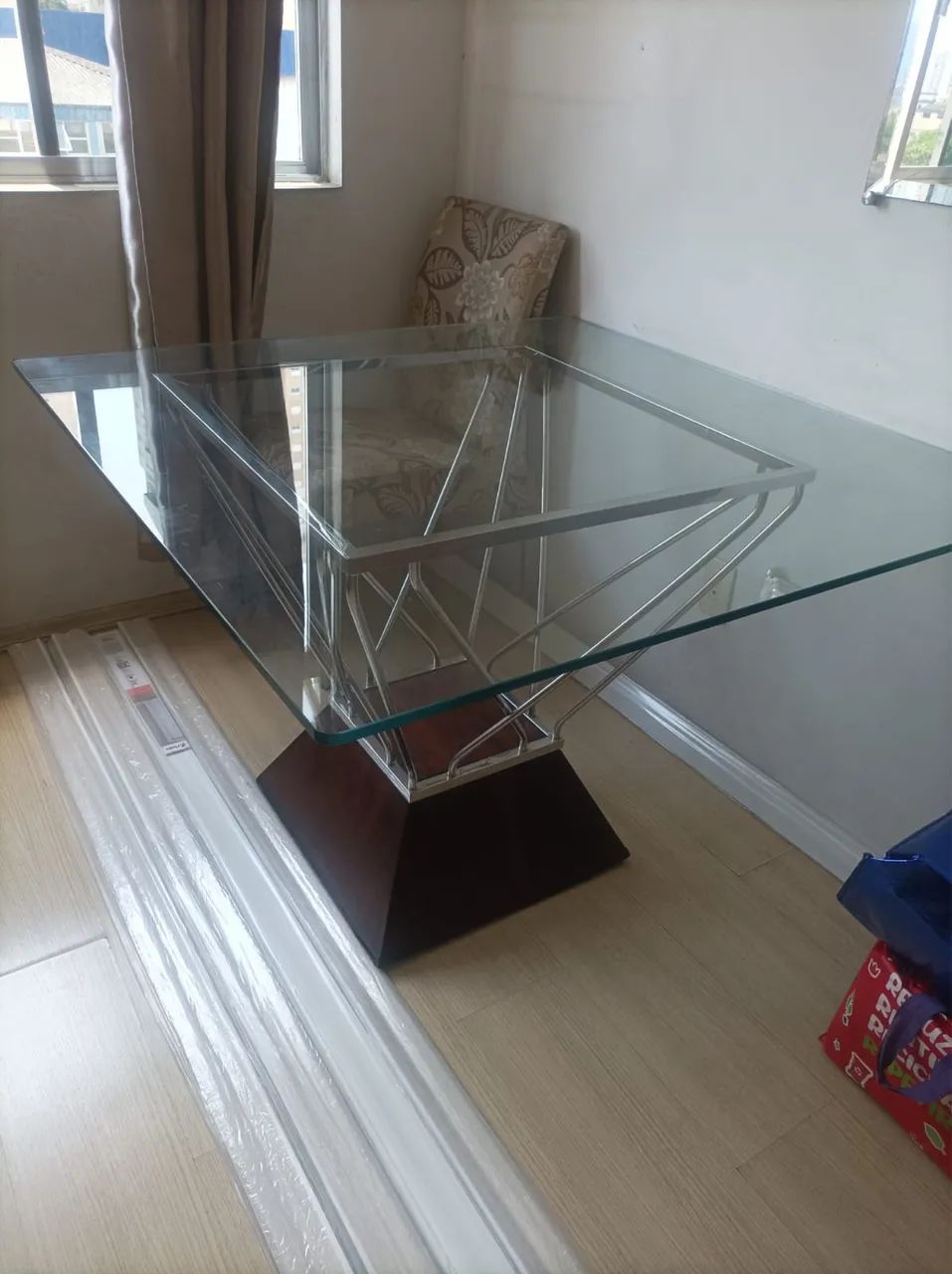 Mesa de vidro com 4 cadeiras em ótimo estado! 