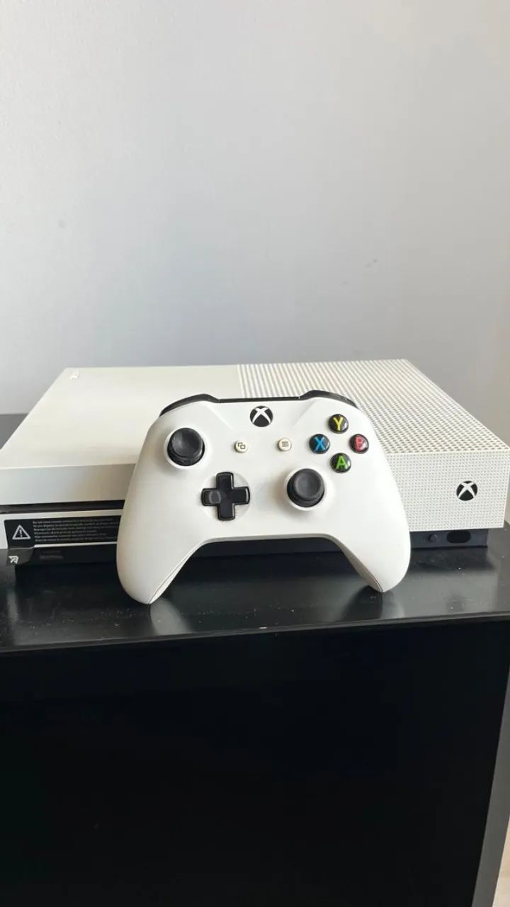 Xbox One S 500gb + 01 Controle Com Bateria Recarregável + 8 Jogos