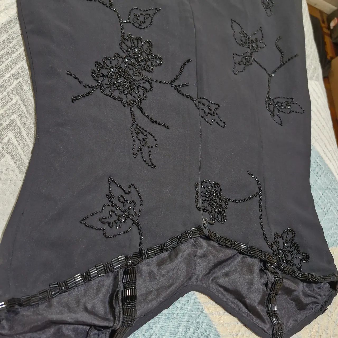 Vestido todo bordado com pedras. - Foto 4
