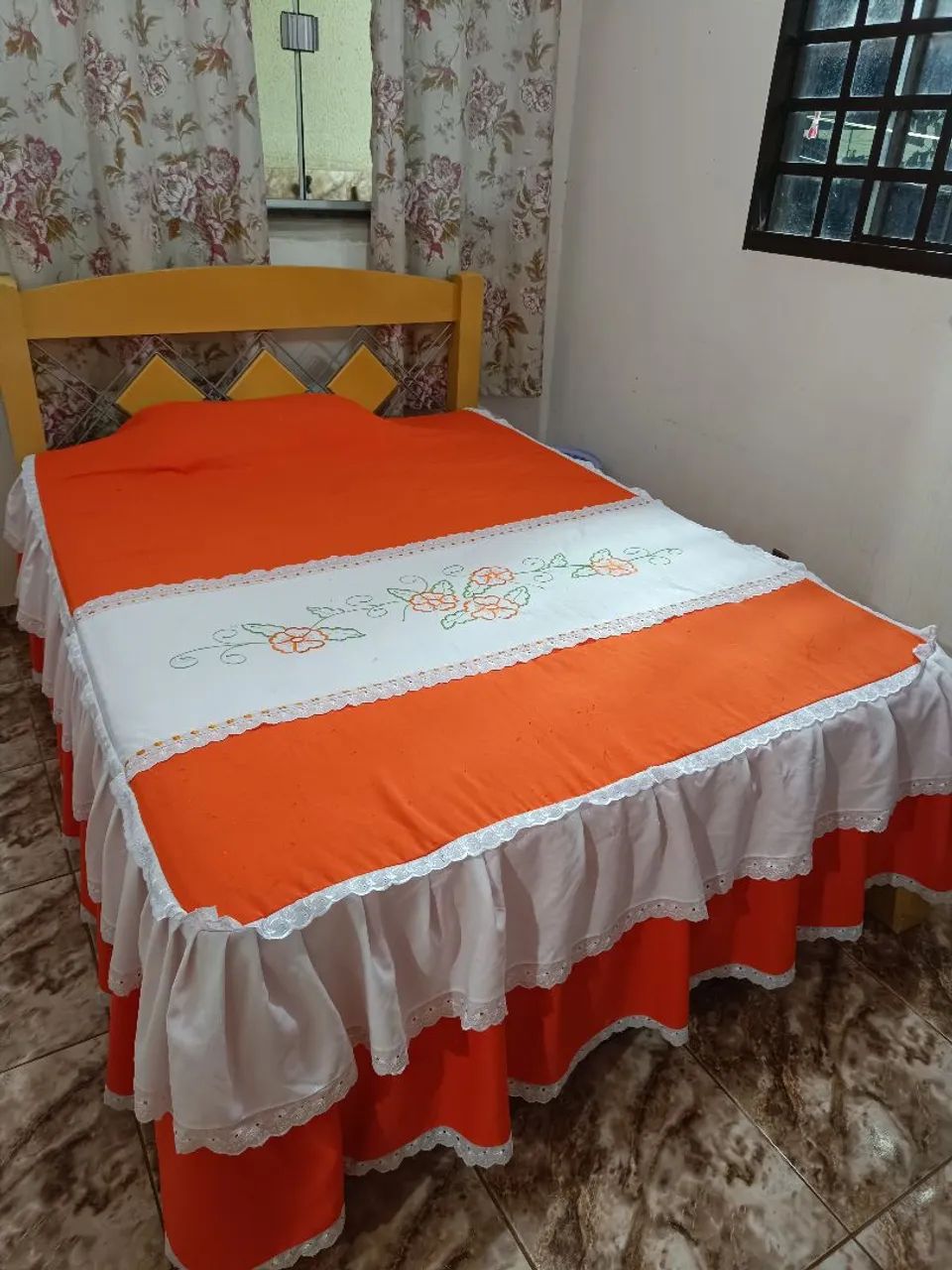 Vendo cama de casal com colchão 