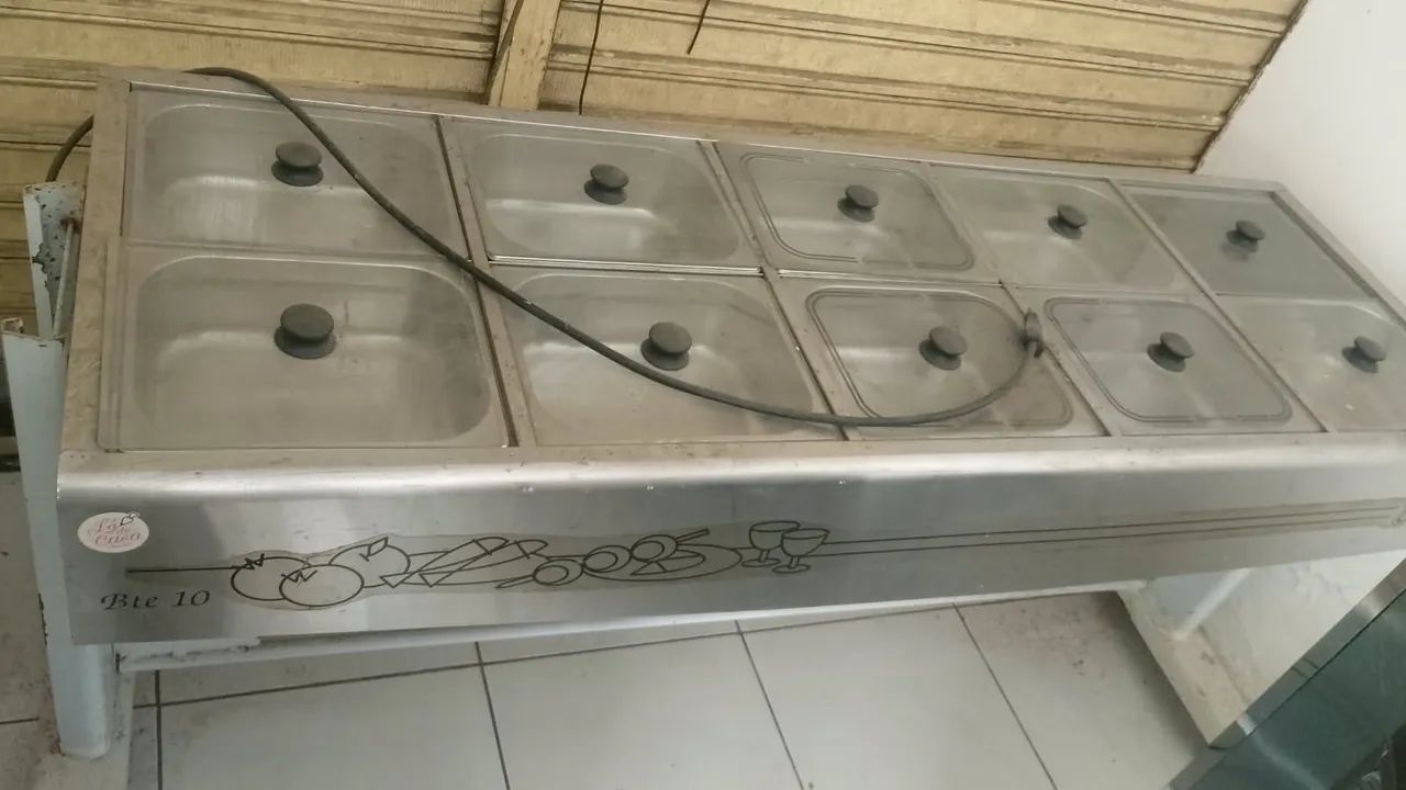 Buffet com 10 Cubas inox e tampas de vidro.