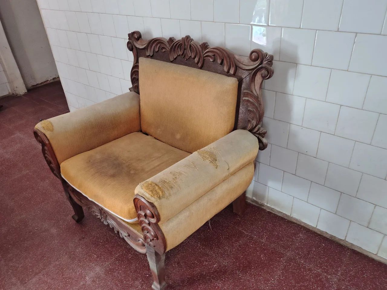 Sofá com 2 poltronas e centro com mármore. 
