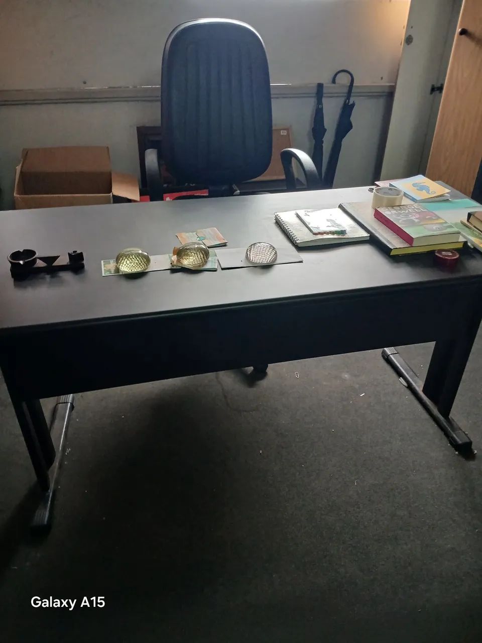 Mesa de escritório com cadeira 