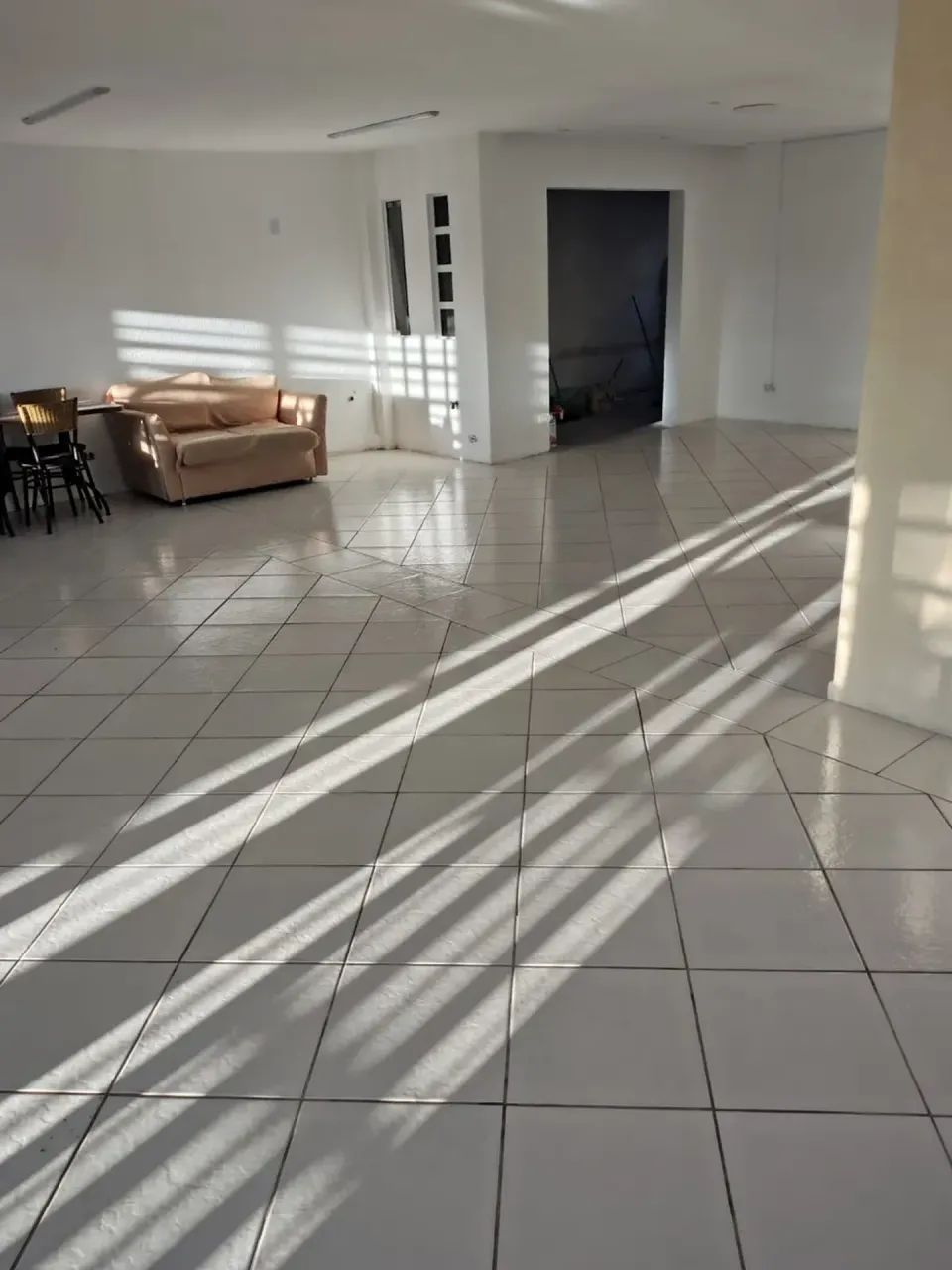 Sala comercial térrea no bairro Maracanã em Colombo.