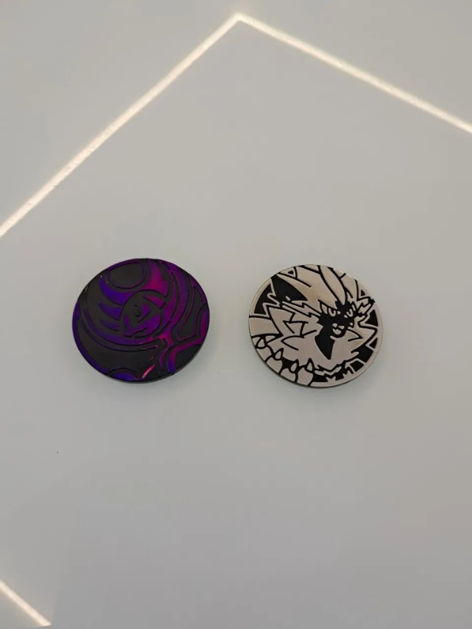 Lote Moedas Oficiais Pokémon TCG - Lunala e Toxtricity (Colecionável)