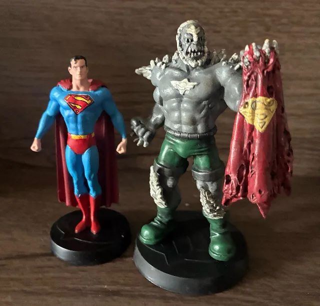 Eaglemoss - Miniatura Doomsday + Superman Dc Comics - Raros