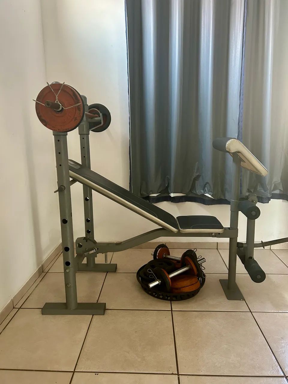 Aparelho de musculação + Halteres + Anilhas (compacto e robusto) - Foto 3