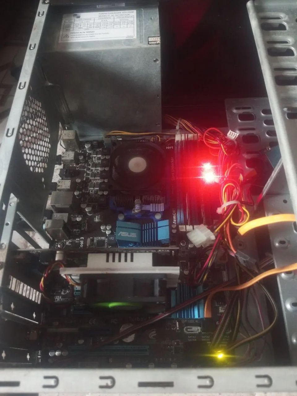 CPU com defeito, para retirada de peças 