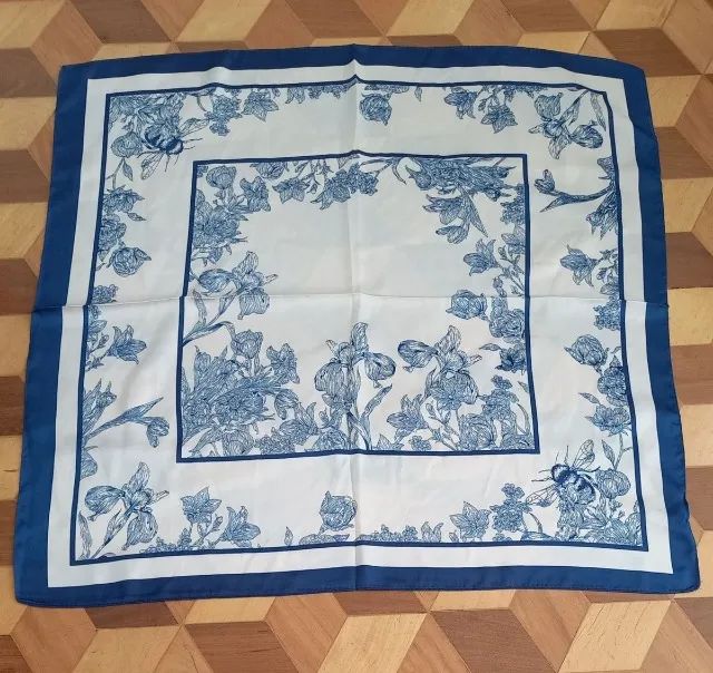 Lenço Floral Azul Marinho Clássico (novo)