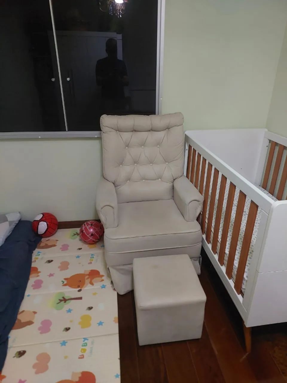 Poltrona de Amamentação Bege com Puff Capitonê Quarto de Bebê - Foto 4
